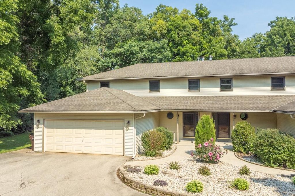 126 N Lapham Peak ROAD, Delafield, WI 53018