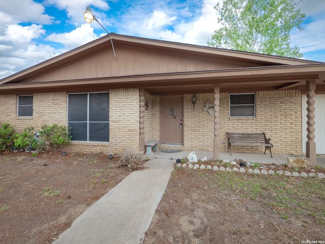 119 High Meadow Dr, Pleasanton, TX 78064