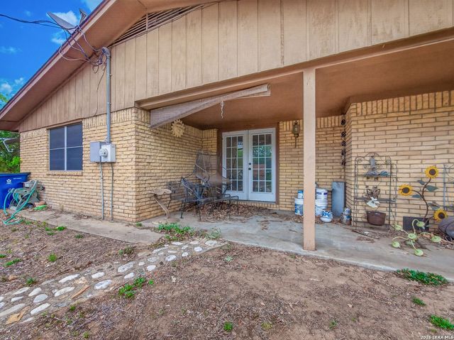 119 High Meadow Dr, Pleasanton, TX 78064