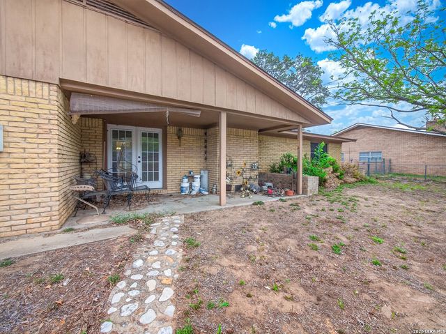 119 High Meadow Dr, Pleasanton, TX 78064