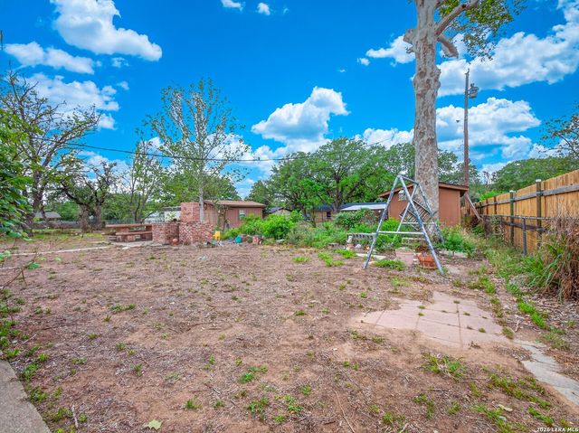 119 High Meadow Dr, Pleasanton, TX 78064