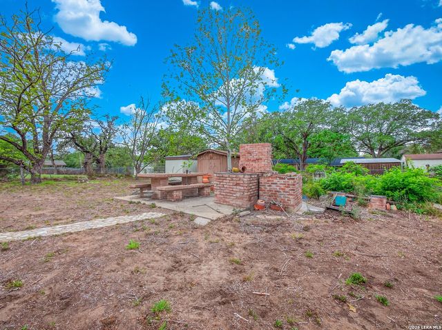 119 High Meadow Dr, Pleasanton, TX 78064