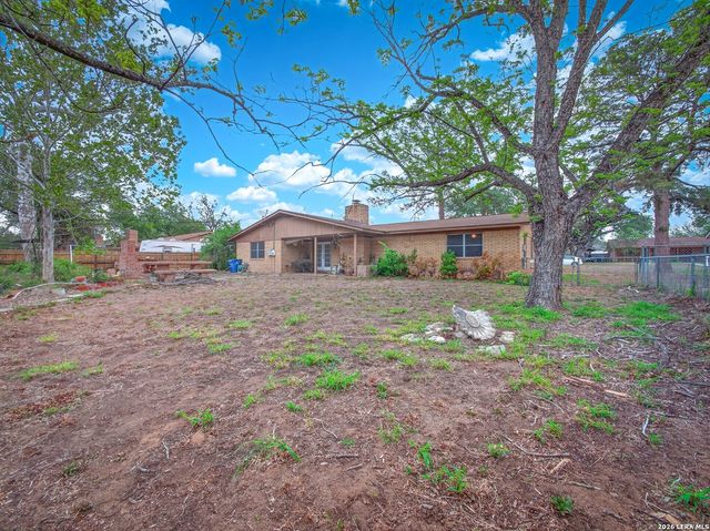 119 High Meadow Dr, Pleasanton, TX 78064