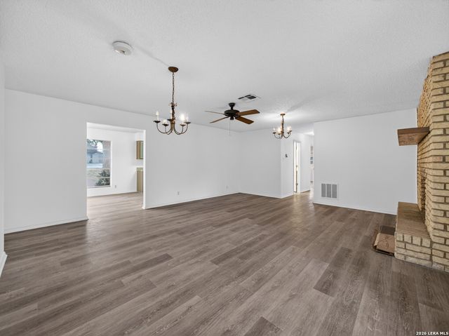 119 High Meadow Dr, Pleasanton, TX 78064