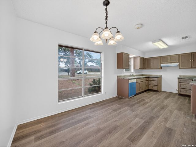119 High Meadow Dr, Pleasanton, TX 78064