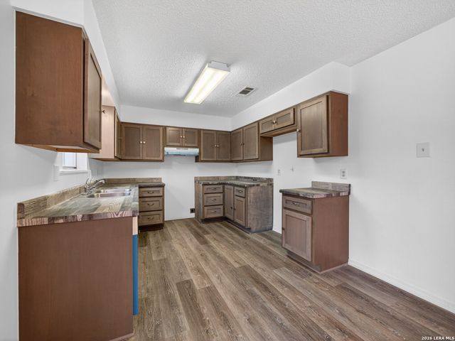 119 High Meadow Dr, Pleasanton, TX 78064