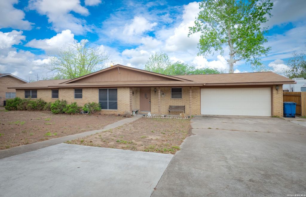 119 High Meadow Dr, Pleasanton, TX 78064