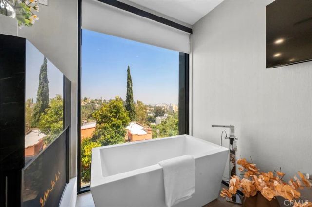 2033 Glencoe, Los Angeles, CA 90068