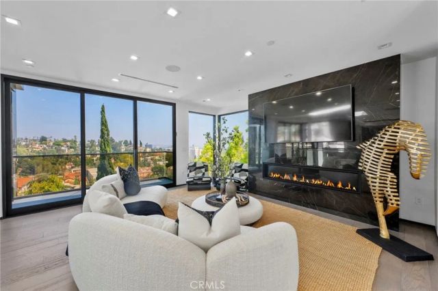 2033 Glencoe, Los Angeles, CA 90068