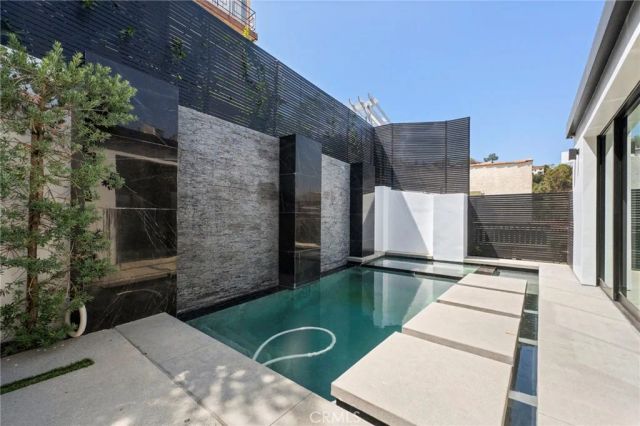 2033 Glencoe, Los Angeles, CA 90068