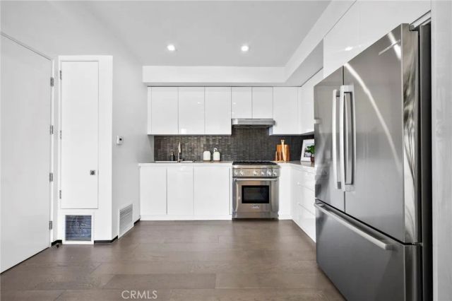 2033 Glencoe, Los Angeles, CA 90068