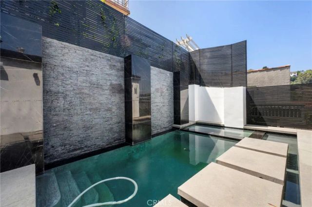 2033 Glencoe, Los Angeles, CA 90068