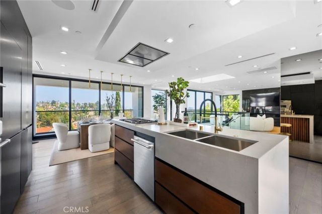 2033 Glencoe, Los Angeles, CA 90068