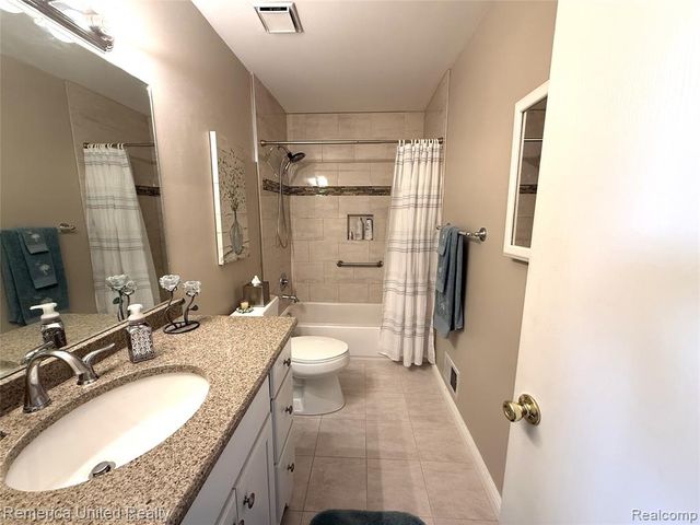 3772 Heritage Parkway, Dearborn, MI 48124