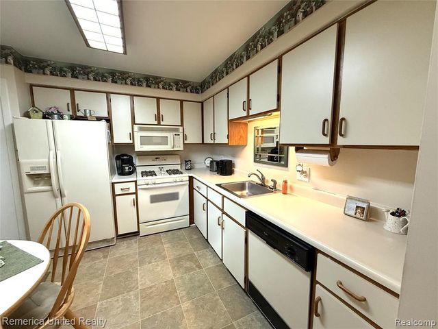 3772 Heritage Parkway, Dearborn, MI 48124