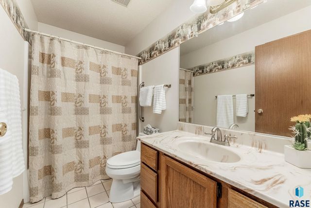 5705 W Coughran Ct, Sioux Falls, SD 57106