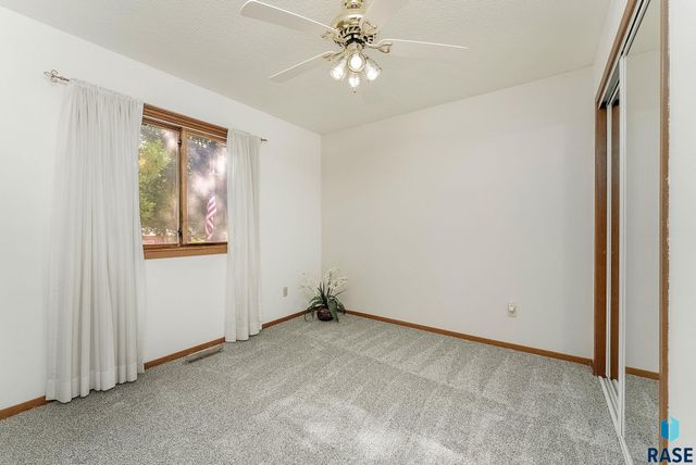 5705 W Coughran Ct, Sioux Falls, SD 57106