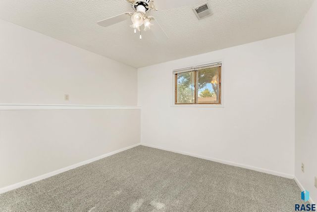 5705 W Coughran Ct, Sioux Falls, SD 57106