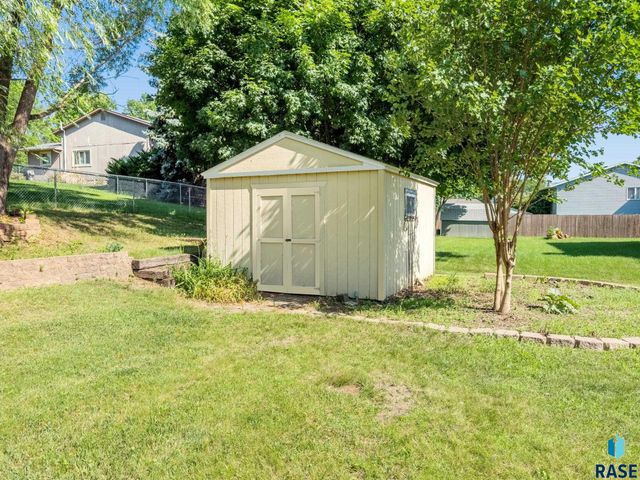 5705 W Coughran Ct, Sioux Falls, SD 57106