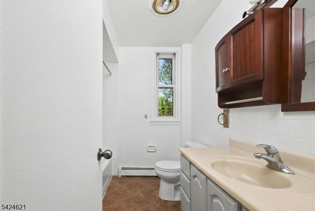 914 Old York Rd, Raritan Boro, NJ 08869