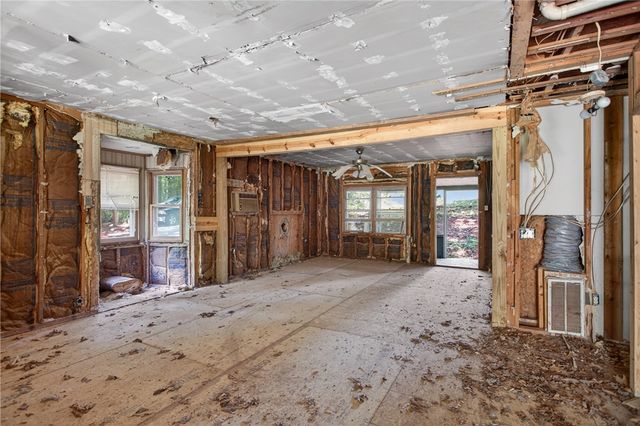 1152 Swan Lane, Westminster, SC 29693