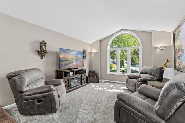 3110 Canyon Circle, Chaska, MN 55318