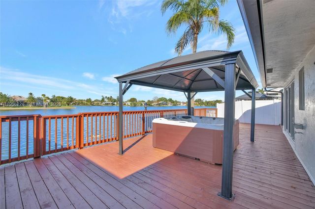 1911 NW 40th Ct, Oakland Park, FL 33309