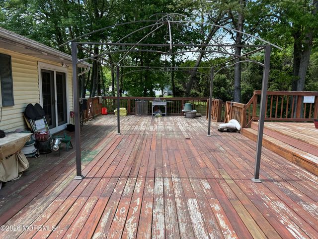 15 Crest Road, Jackson, NJ 08527