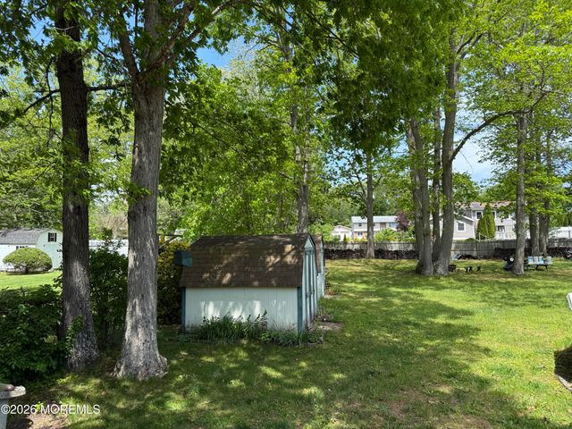 15 Crest Road, Jackson, NJ 08527