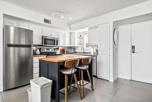 221 Island 503, San Diego, CA 92101