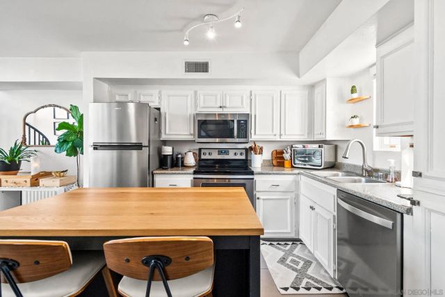 221 Island 503, San Diego, CA 92101