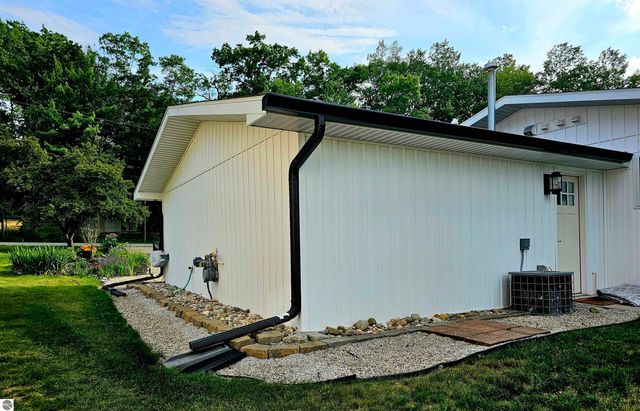 6760 W Shore Drive, Weidman, MI 48893