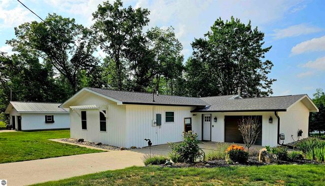 6760 W Shore Drive, Weidman, MI 48893