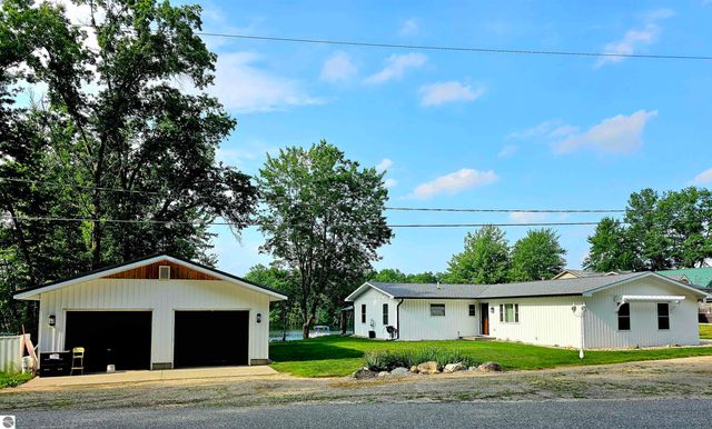 6760 W Shore Drive, Weidman, MI 48893