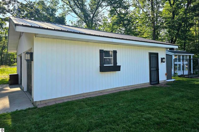 6760 W Shore Drive, Weidman, MI 48893
