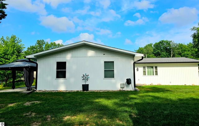 6760 W Shore Drive, Weidman, MI 48893
