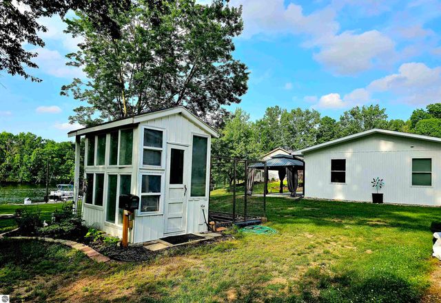 6760 W Shore Drive, Weidman, MI 48893