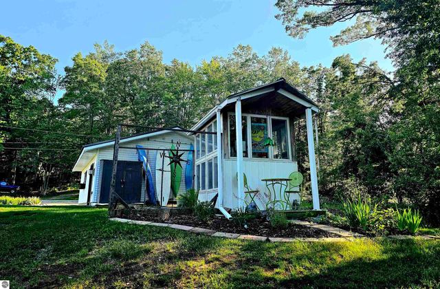 6760 W Shore Drive, Weidman, MI 48893