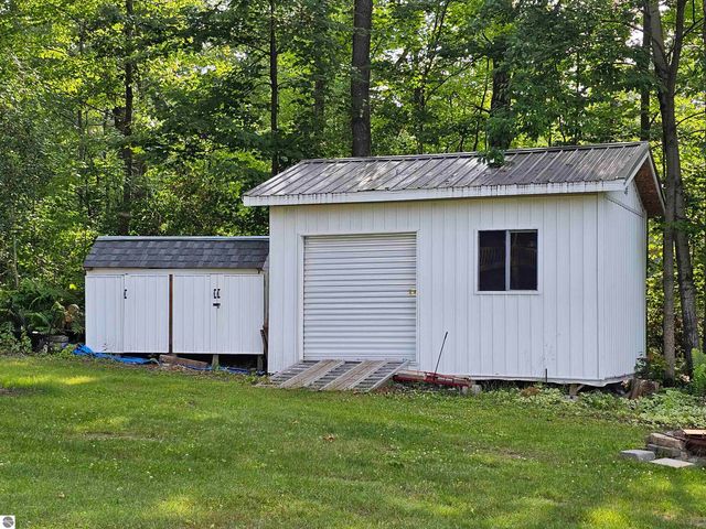 6760 W Shore Drive, Weidman, MI 48893