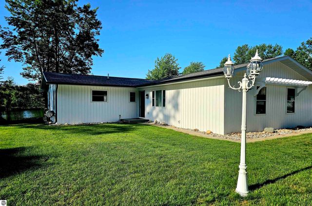 6760 W Shore Drive, Weidman, MI 48893