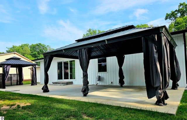 6760 W Shore Drive, Weidman, MI 48893