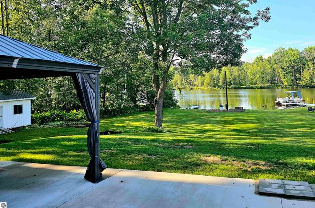 6760 W Shore Drive, Weidman, MI 48893