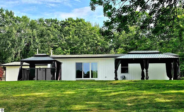 6760 W Shore Drive, Weidman, MI 48893