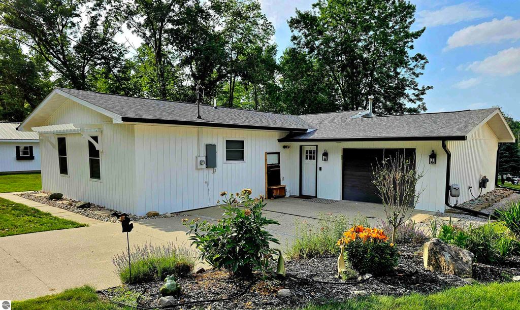 Image 2 of property listing at 6760 W Shore Drive, Weidman, MI 48893