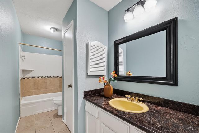 8122 Sandy Glen Lane, Houston, TX 77071