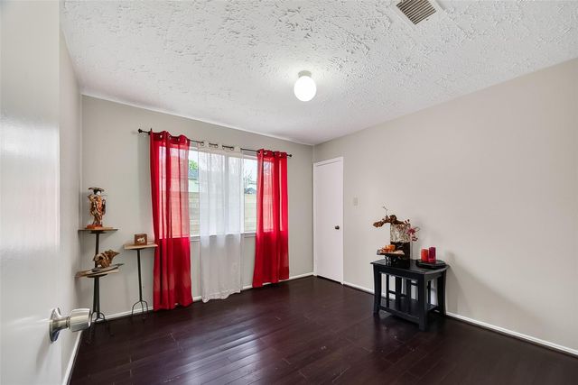 8122 Sandy Glen Lane, Houston, TX 77071