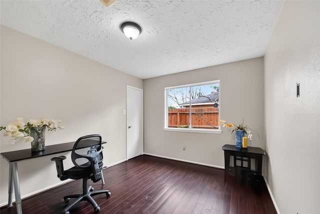 8122 Sandy Glen Lane, Houston, TX 77071