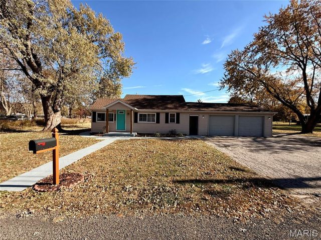 912 S Walnut Street, Litchfield, IL 62056