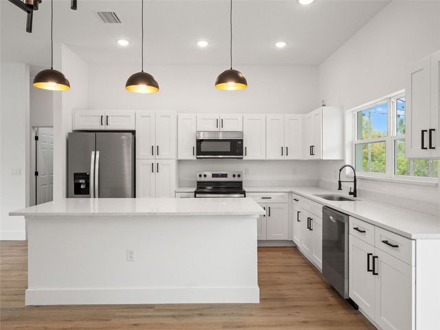 33 FISHER PLACE, Ocklawaha, FL 32179