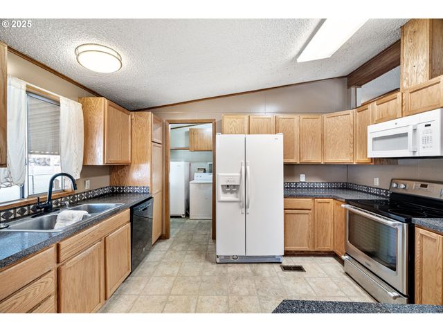 1800 LAKEWOOD Ct 158, Eugene, OR 97402